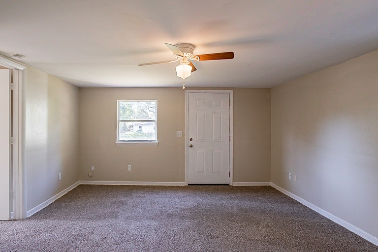 Photo 5 of 16 - 1401 E Voorhis Ave, Deland, FL 32724