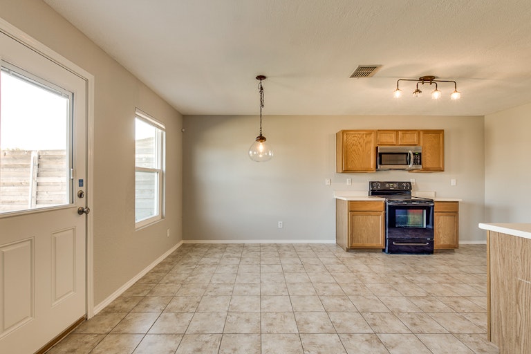 Photo 5 of 25 - 1302 Leeward Ln, Wylie, TX 75098