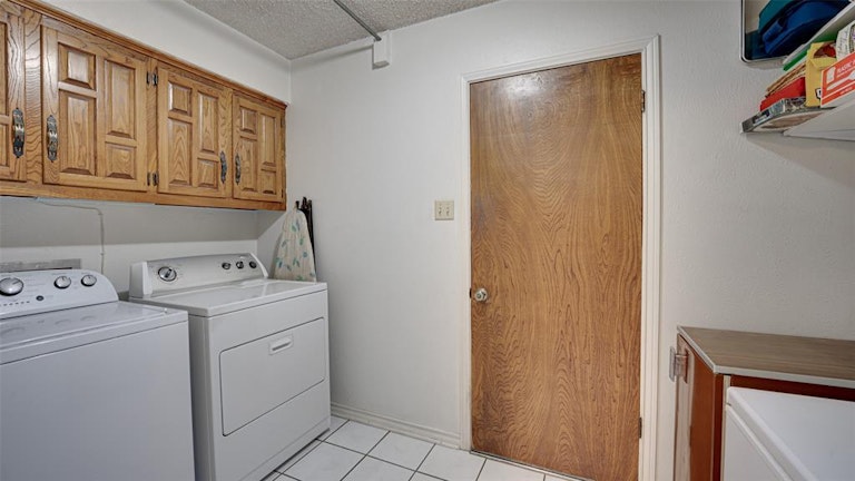 Photo 16 of 33 - 505 Newcastle Dr, Desoto, TX 75115