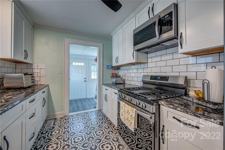 Photo 12 of 22 - 502 W Trade St, Dallas, NC 28034
