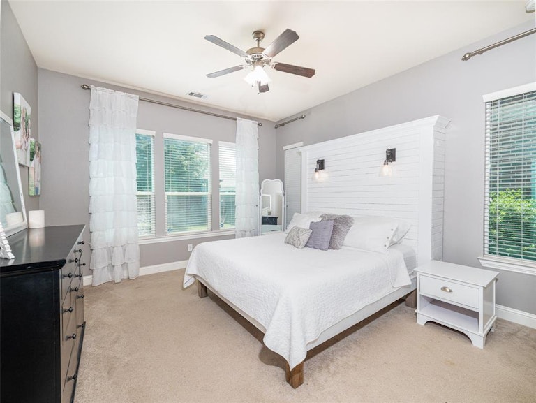 Photo 14 of 35 - 904 Auburn Ct, Savannah, TX 76227