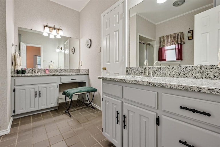 Photo 21 of 40 - 5607 Oak Branch Dr, Arlington, TX 76016