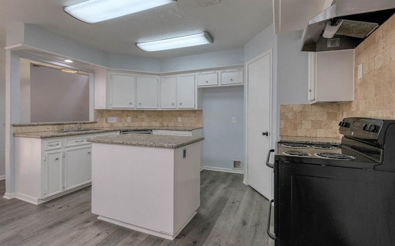 Photo 7 of 27 - 13411 Ravensway Dr, Cypress, TX 77429