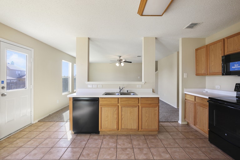 Photo 4 of 30 - 6904 Meadow Way Ln, Fort Worth, TX 76179