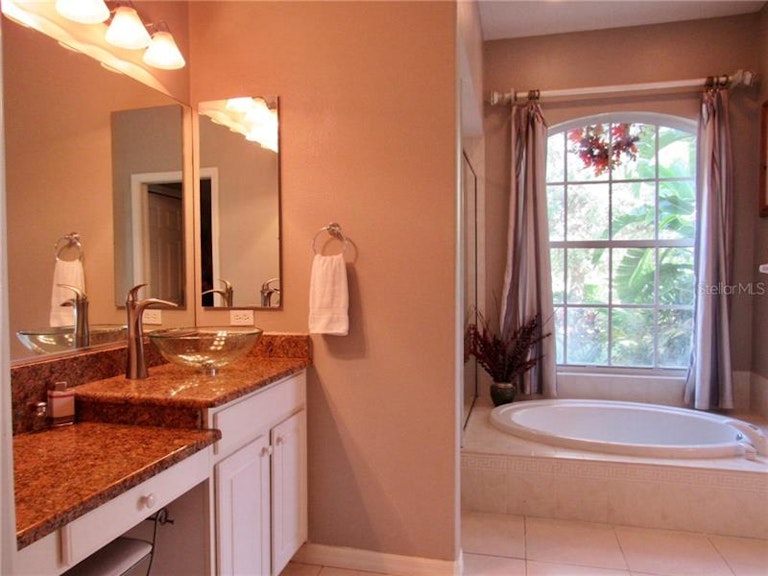 Photo 13 of 22 - 13010 Peregrin Cir, Bradenton, FL 34212