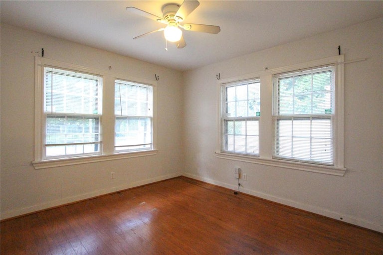 Photo 13 of 15 - 892 Mansfield St, Houston, TX 77091