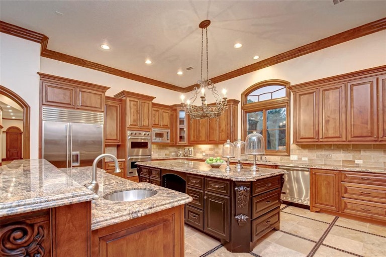 Photo 10 of 23 - 35 Grand Regency Cir, Spring, TX 77382