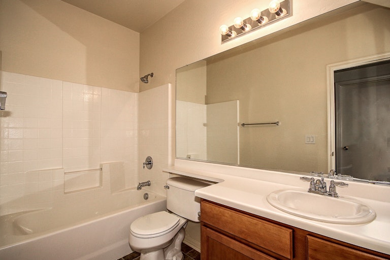 Photo 4 of 23 - 5163 W Illini St, Phoenix, AZ 85043