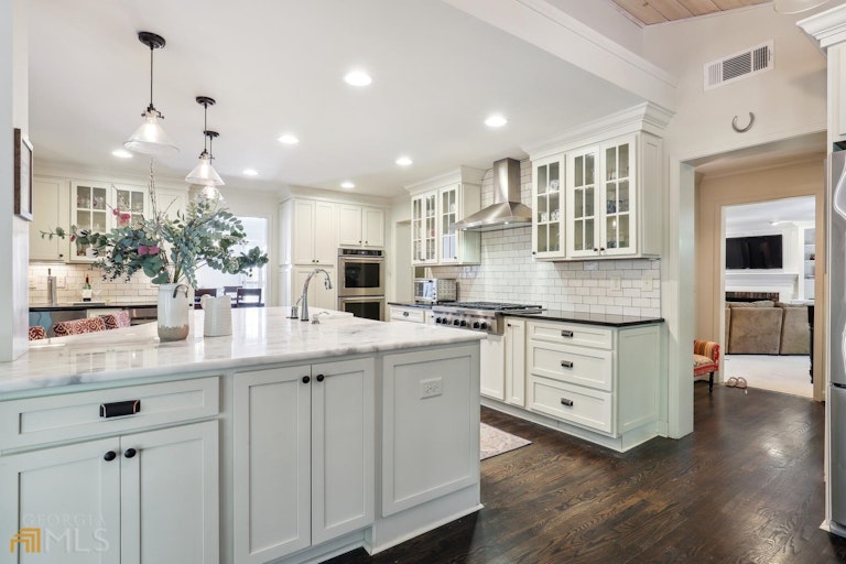 Photo 23 of 41 - 1005 Redstone Ln, Atlanta, GA 30338
