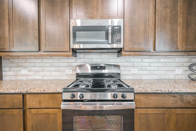 Photo 9 of 36 - 6822 Aspen Peak Dr, Baytown, TX 77521