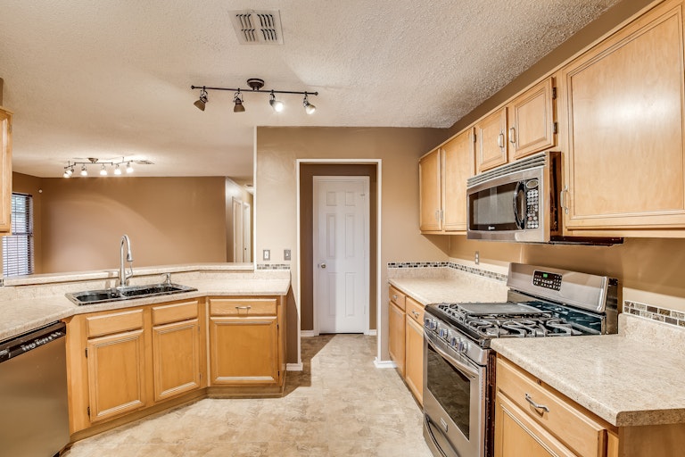 Photo 3 of 29 - 720 Ridgemont Dr, Allen, TX 75002