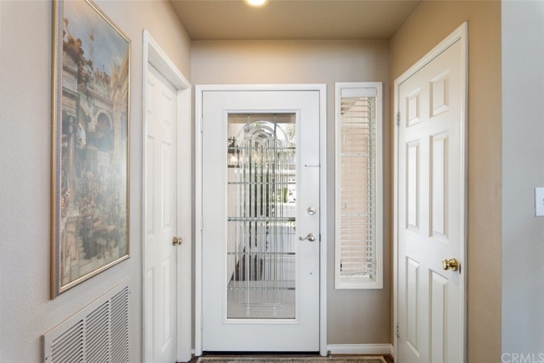 Photo 8 of 38 - 1335 Longwood Pines Ln, Corona, CA 92881