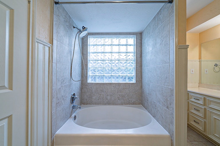 Photo 17 of 37 - 5522 Lone Cedar Dr, Kingwood, TX 77345