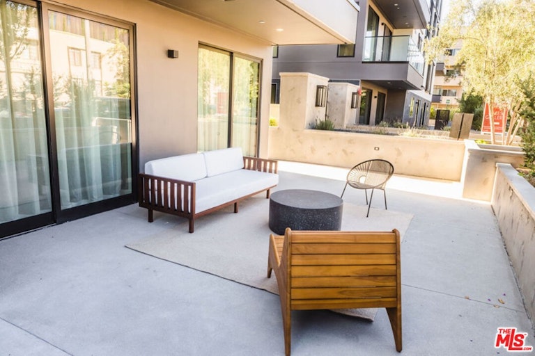 Photo 2 of 8 - 411 S Hamel Rd #109, Los Angeles, CA 90048