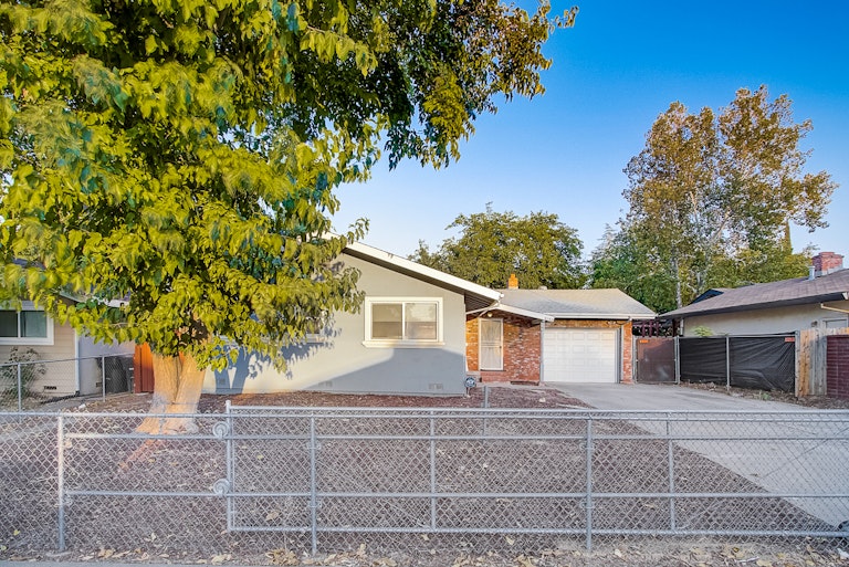 Photo 11 of 32 - 8146 Lichen Dr, Citrus Heights, CA 95621