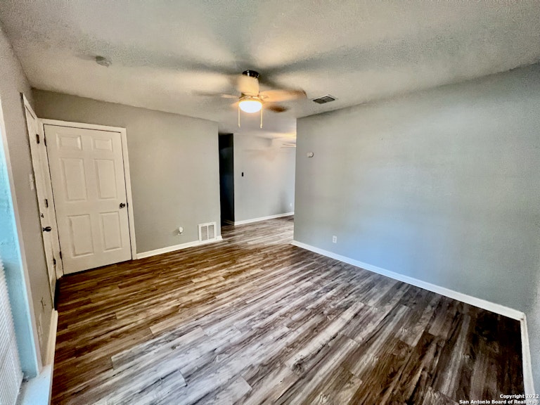 Photo 4 of 23 - 3946 Southport Dr, San Antonio, TX 78223