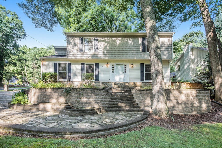 Photo 1 of 21 - 5601 Lancelot Dr, Charlotte, NC 28270