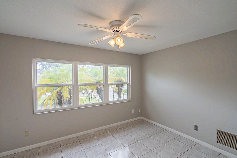 Photo 14 of 28 - 465 Andes Ave, Orlando, FL 32807