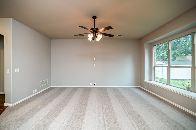 Photo 5 of 36 - 9113 Windsor Dr, Little Elm, TX 75068