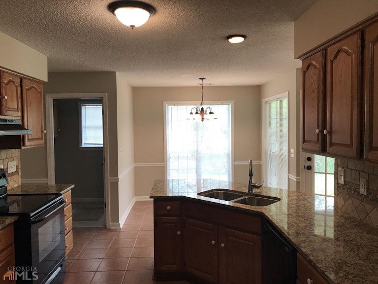 Photo 11 of 29 - 210 Buck Creek Dr, Covington, GA 30016