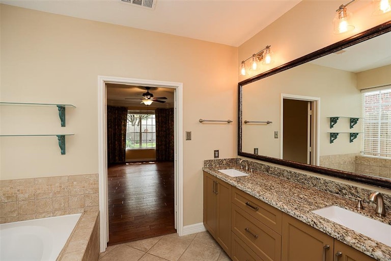 Photo 27 of 50 - 16011 Camillia Trl, Tomball, TX 77377