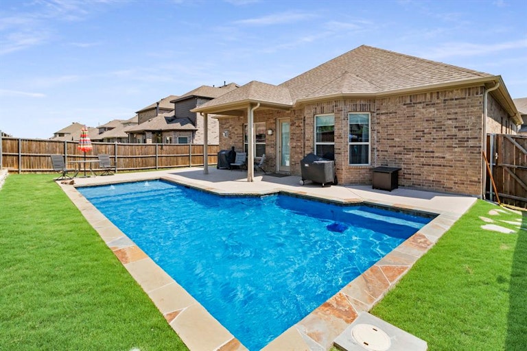 Photo 1 of 23 - 5901 Humber Ln, Aubrey, TX 76227