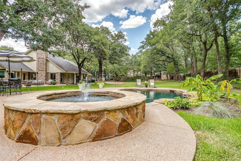 Photo 32 of 40 - 312 Emerald Ct, Burleson, TX 76028
