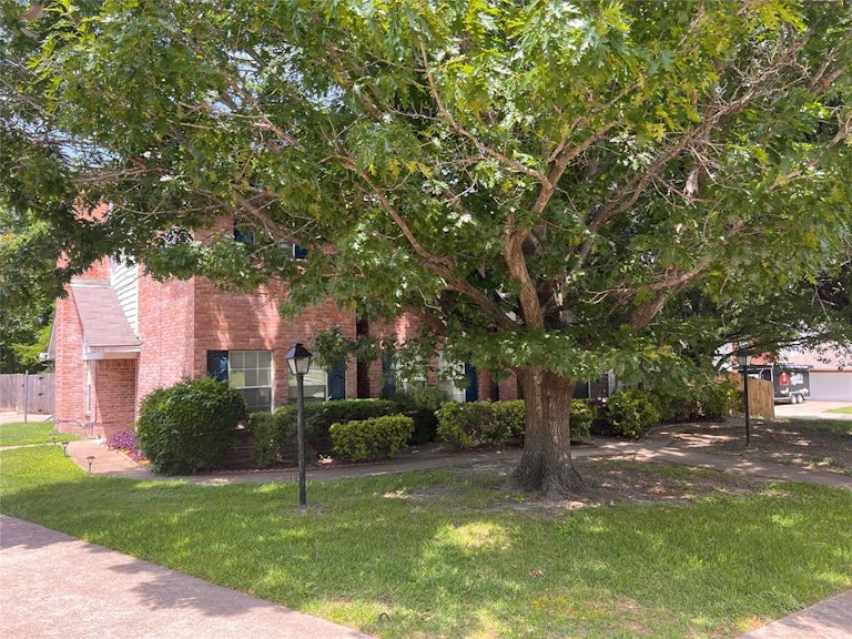 Photo 2 of 5 - 209 Idle Creek Ln, Desoto, TX 75115