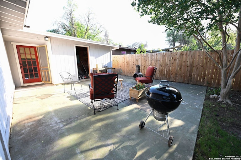 Photo 23 of 33 - 35 Storeywood Dr, San Antonio, TX 78213