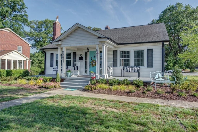 Photo 4 of 22 - 502 W Trade St, Dallas, NC 28034