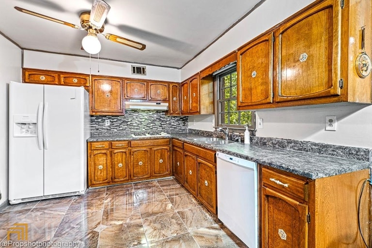 Photo 9 of 27 - 2924 Cherry Blossom Ln, Atlanta, GA 30344