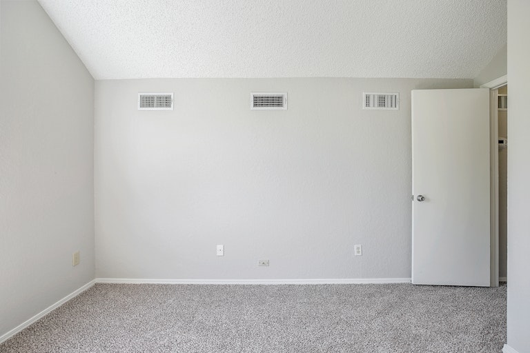 Photo 18 of 27 - 2316 Hollybush Ln, Bedford, TX 76021