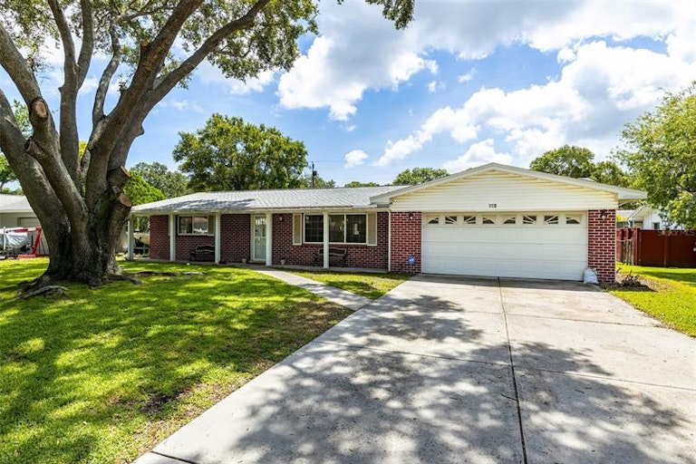 Photo 1 of 33 - 923 Phyllis Ave, Largo, FL 33771