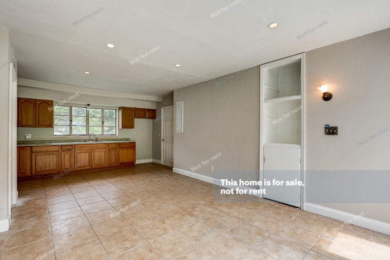 Photo 16 of 32 - 6438 Swallow Cove Rd, Jacksonville, FL 32211