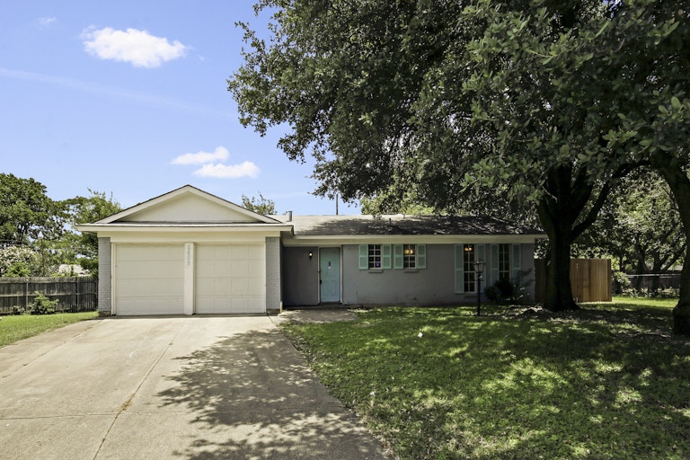 Photo 1 of 24 - 6609 Swanee Ct, Fort Worth, TX 76148