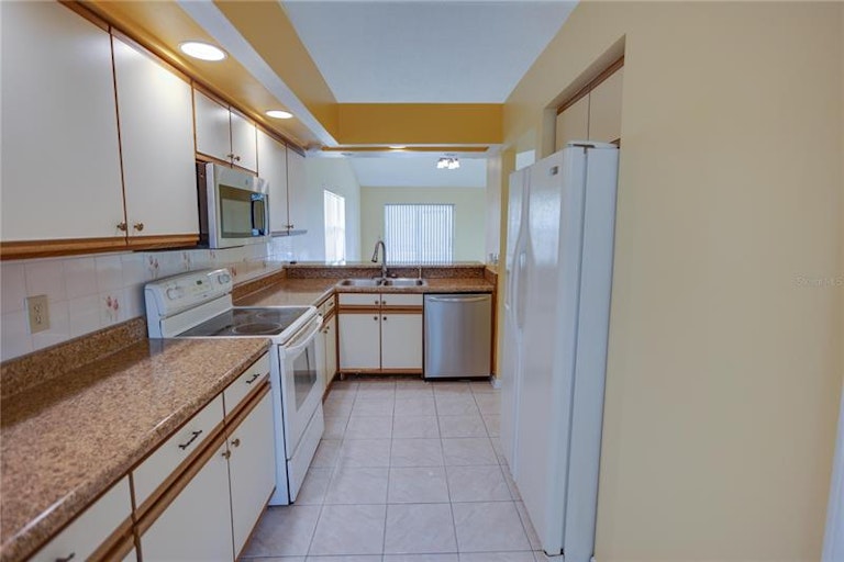 Photo 11 of 39 - 11007 Kenbrook Dr, Riverview, FL 33578