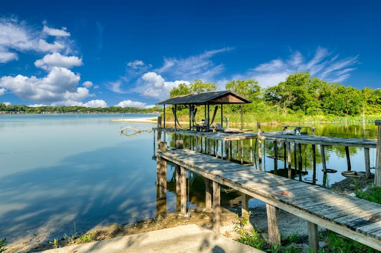 Photo 6 of 24 - 313 Lakeshore Dr, Waxahachie, TX 75165