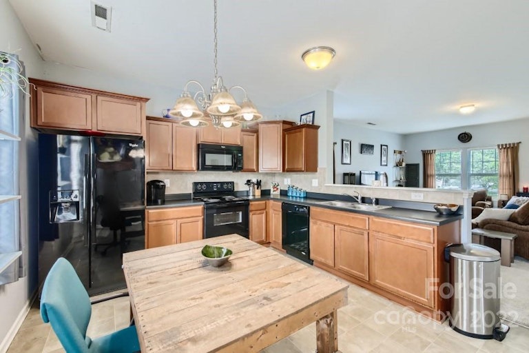 Photo 9 of 33 - 649 Cliffs Inn Cir, Charlotte, NC 28214