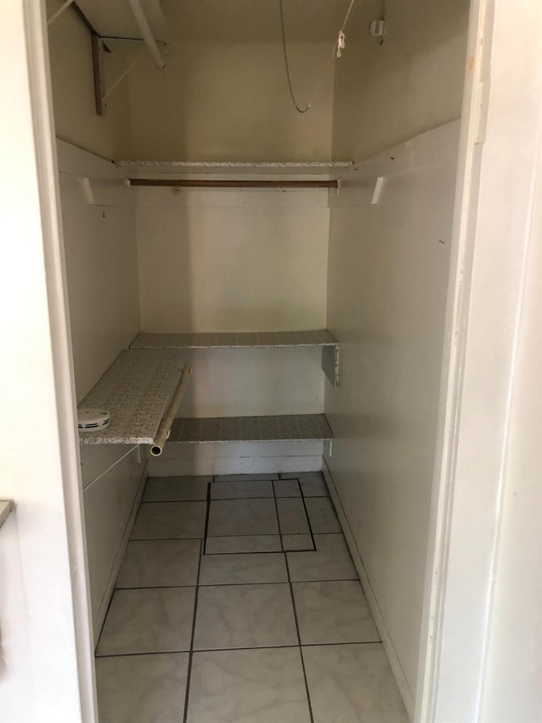 Photo 10 of 19 - 5080 Enrico Blvd, Sacramento, CA 95820