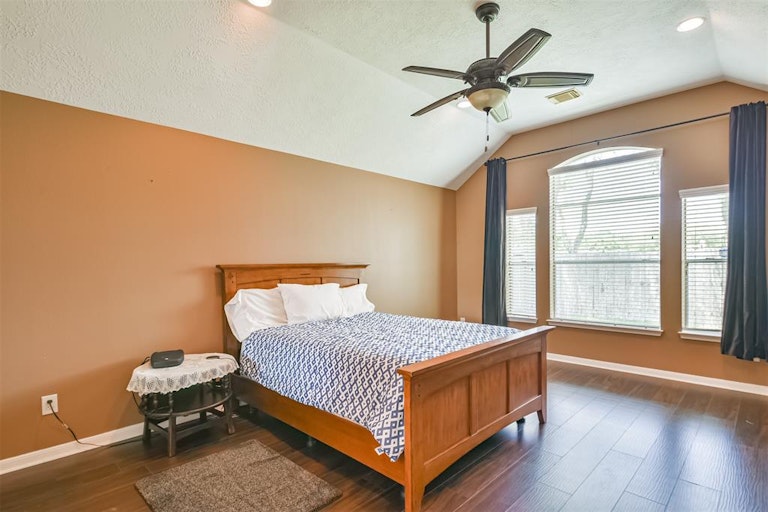 Photo 26 of 41 - 3111 Genessee Creek Ln, Friendswood, TX 77546