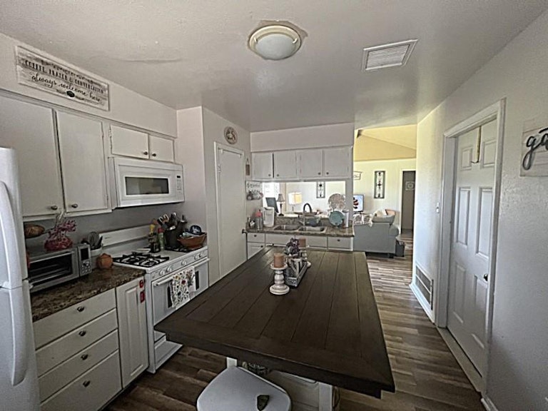 Photo 5 of 9 - 13426 Greenbriar Dr, Sugar Land, TX 77498