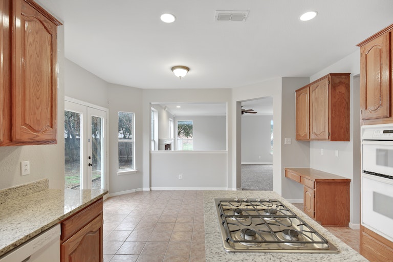 Photo 8 of 36 - 721 Whitetail Deer Ln, Crowley, TX 76036