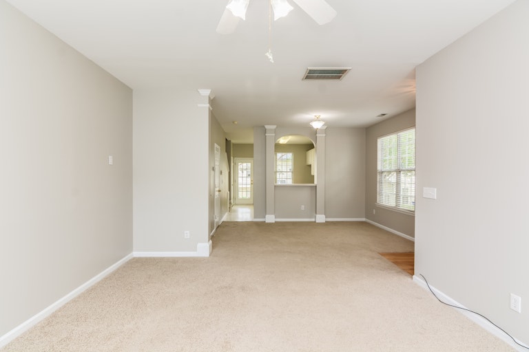 Photo 5 of 18 - 5725 Corbon Crest Ln, Raleigh, NC 27612