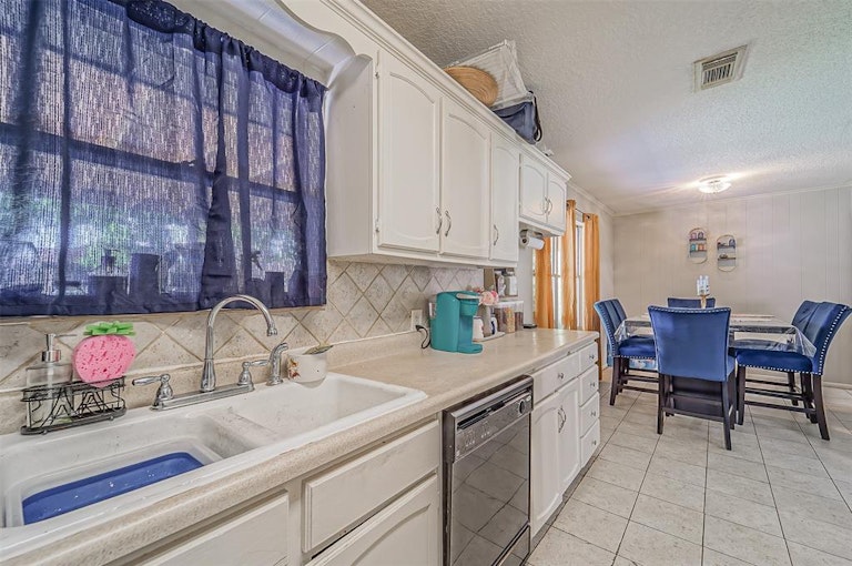 Photo 7 of 20 - 2401 Estate Dr, Deer Park, TX 77536