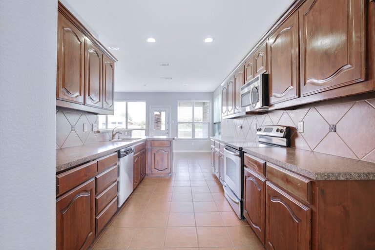 Photo 13 of 33 - 8521 Field Creek Ct, Fort Worth, TX 76134