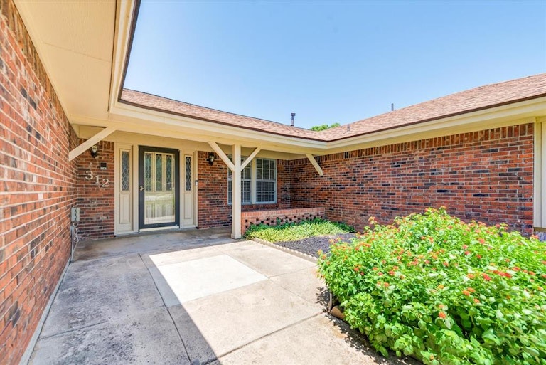 Photo 3 of 40 - 312 Greenbriar Ln, Colleyville, TX 76034