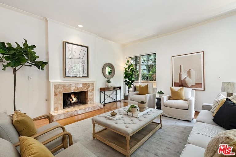 Photo 4 of 25 - 10960 Wellworth Ave #102, Los Angeles, CA 90024