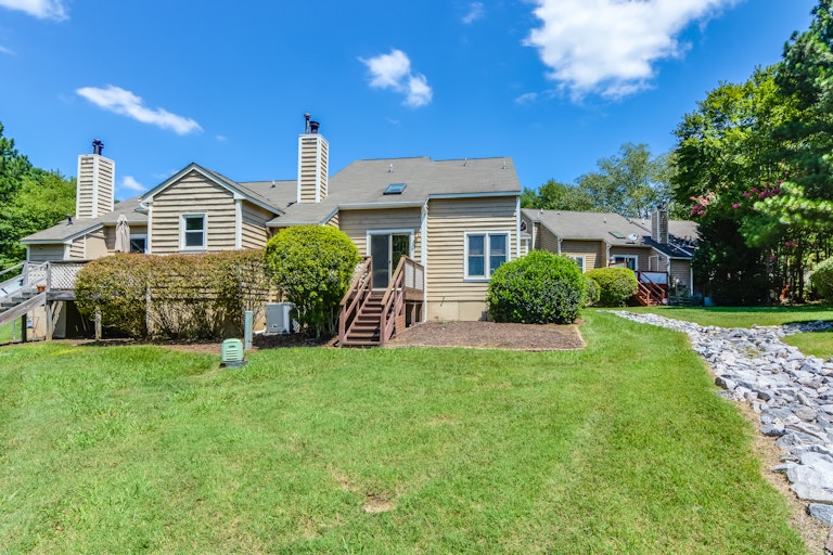 Photo 3 of 13 - 9 Hearthwood Cir, Durham, NC 27713