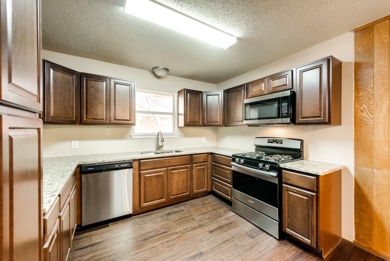 Photo 2 of 24 - 5729 Wedgmont Cir N, Fort Worth, TX 76133