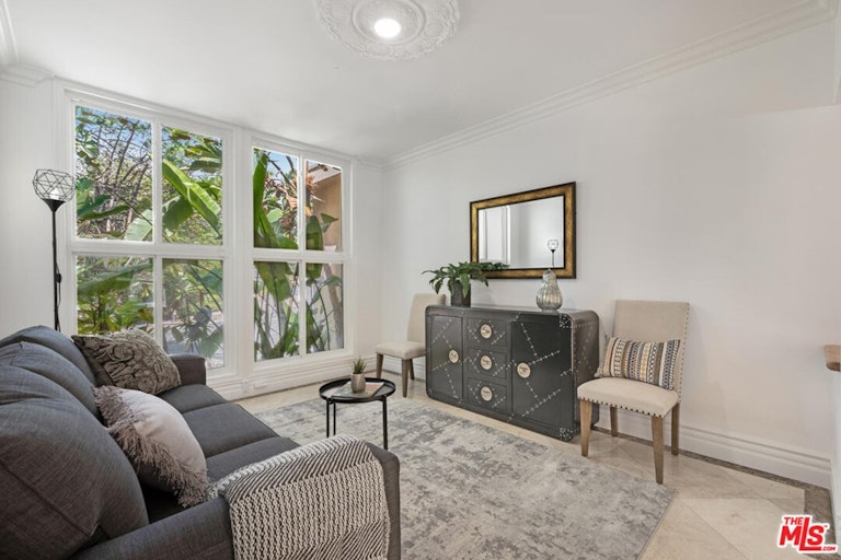 Photo 19 of 43 - 18060 Lake Encino Dr, Encino, CA 91316